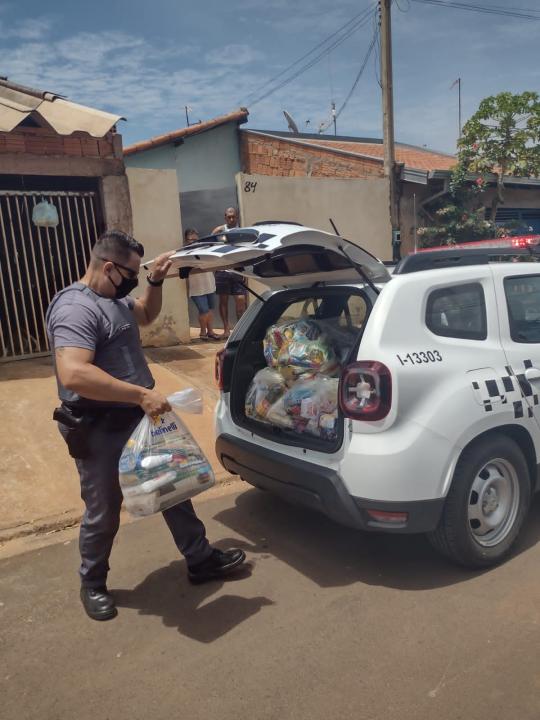 Foto 22 de 31 — Campanha Natal Solidário entrega 250 cestas básicas em Américo Brasiliense